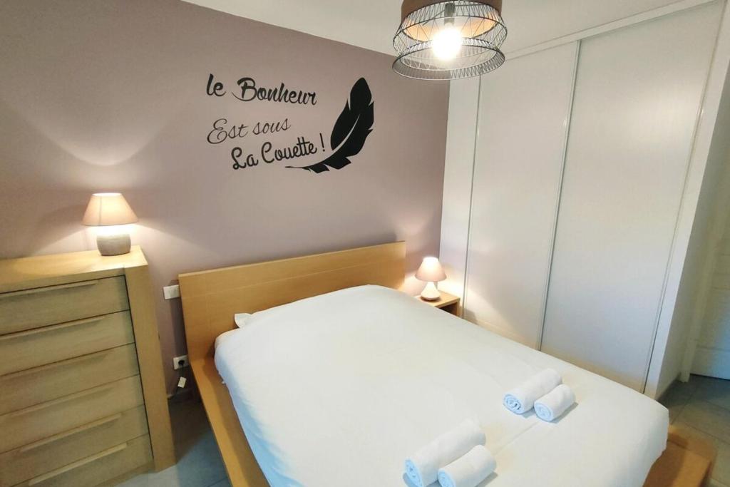 Un dormitorio con una cama y una luna creciente en la pared. en Apartment with Pool Air Conditioning WiFi and Garage, en Collioure