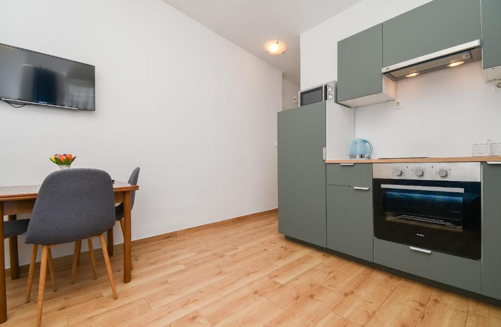 Kuchyňa alebo kuchynka v ubytovaní Apartments Rose