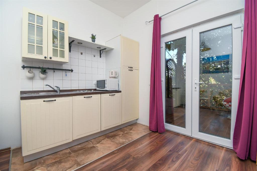 Kuchyňa alebo kuchynka v ubytovaní Apartment Biserka