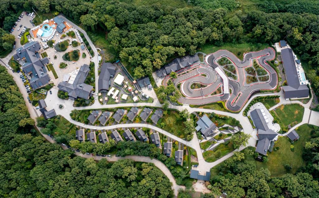 Letecký snímek ubytování Avalon Resort & SPA