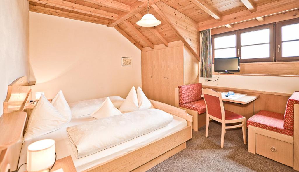 Postel nebo postele na pokoji v ubytování Kalterer See Hof