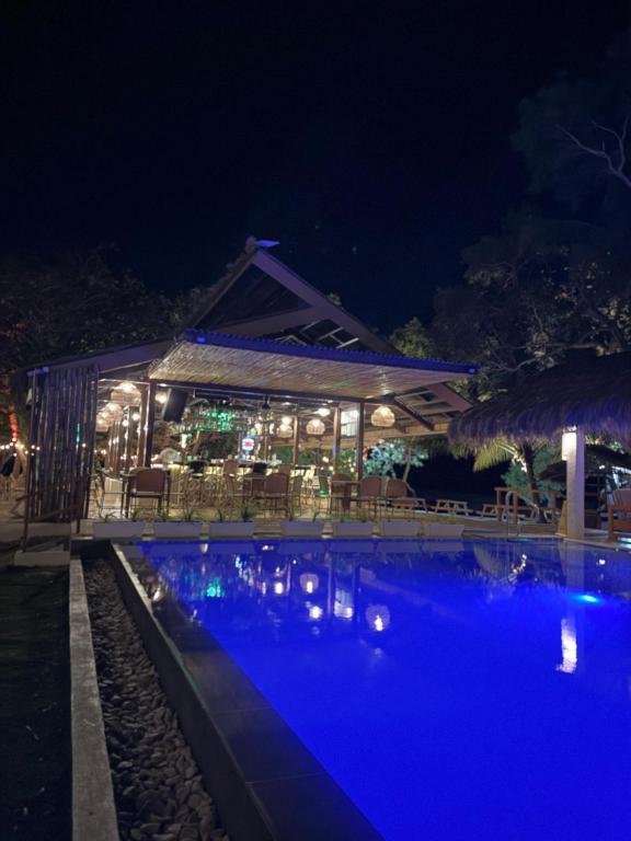 Bazén v ubytování Chellie Rose Resort Hotel nebo v jeho okolí