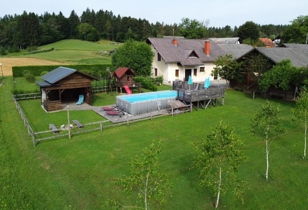 Bazén v ubytování Apartma Marija nebo v jeho okolí
