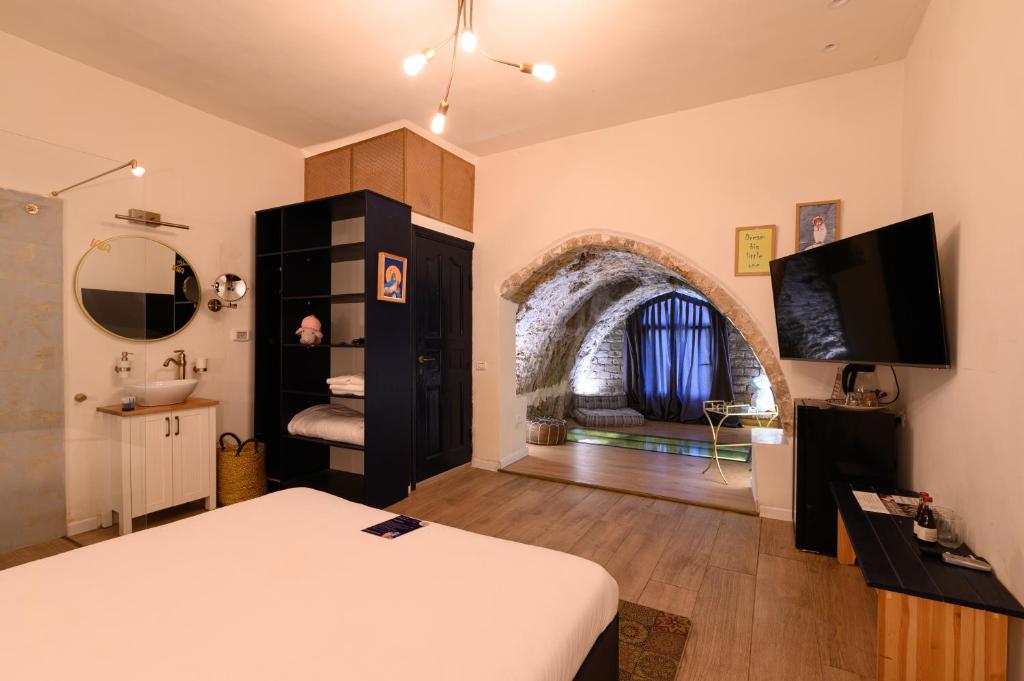 TV a/nebo společenská místnost v ubytování Tel-Aviv LALA Boutique Hotel