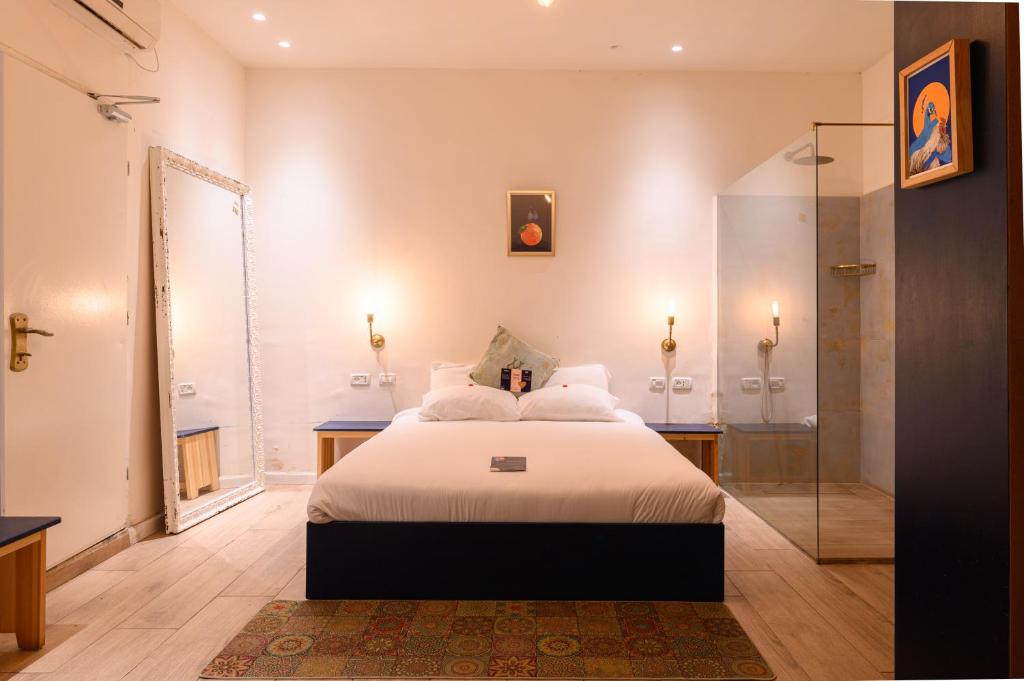 Postel nebo postele na pokoji v ubytování Tel-Aviv LALA Boutique Hotel