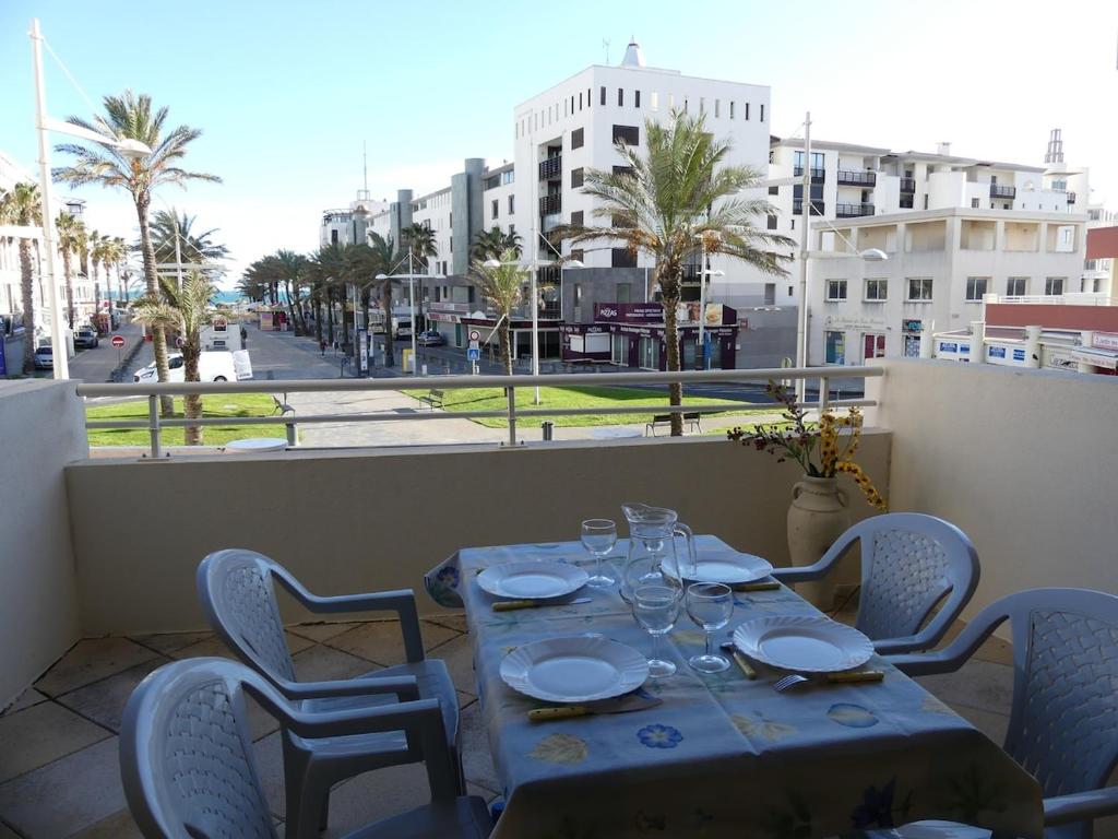 - une table avec des verres à vin sur le balcon dans l'établissement Horizon Marine, au Cap d'Agde