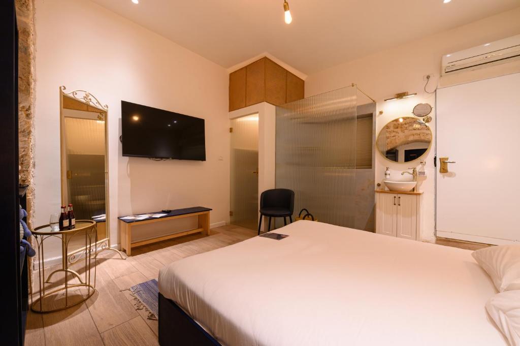 TV a/nebo společenská místnost v ubytování Tel-Aviv LALA Boutique Hotel