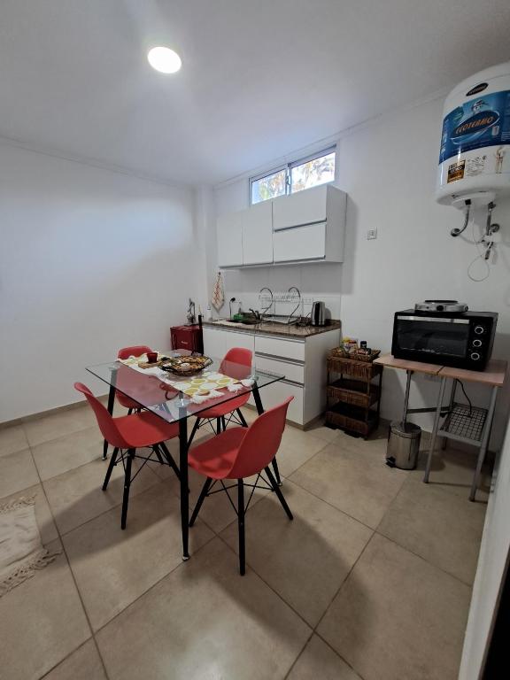 une cuisine avec une table et des chaises dans une pièce dans l'établissement rocamora, à Posadas