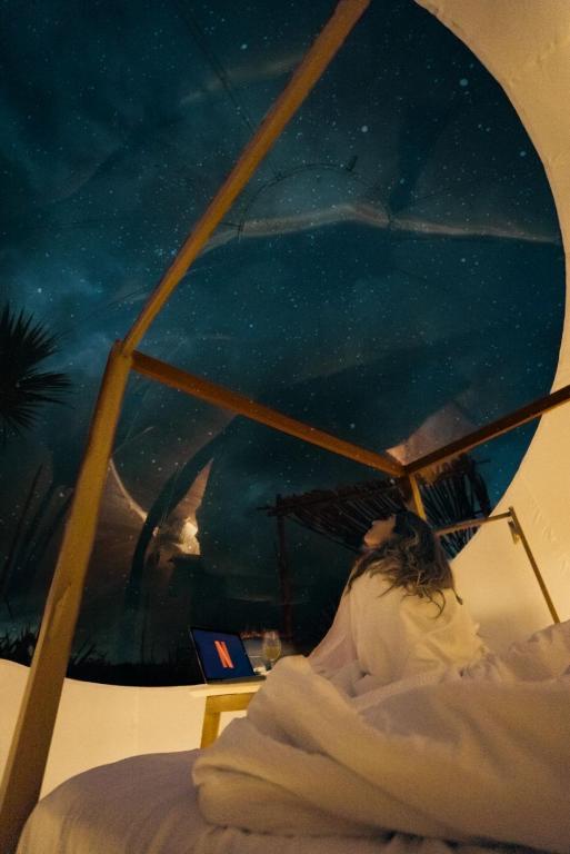 Postel nebo postele na pokoji v ubytování Green Land Bubble Glamping By Mint