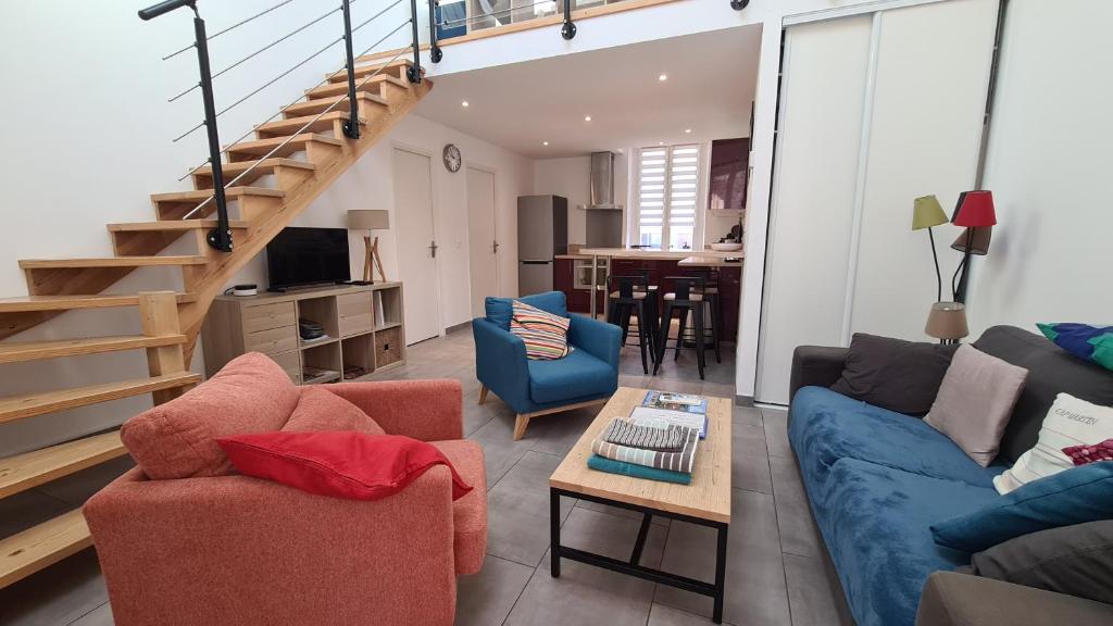 un salon avec deux canapés et une table dans l'établissement Villa LaDoRe, Apt 2 chambres dans maison, 55m2, 100m des plages, parking, à Roquebrune-Cap-Martin