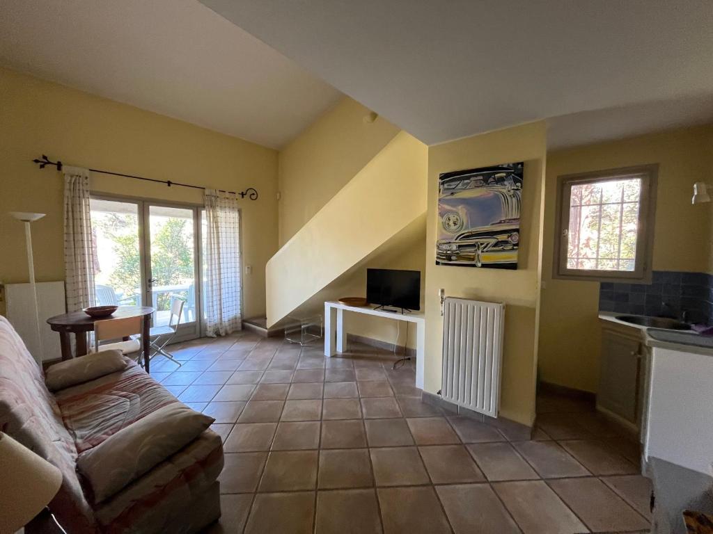 un salon avec un canapé et une table dans l'établissement Jas ALEXANDRE, à Saint-Paul-de-Vence