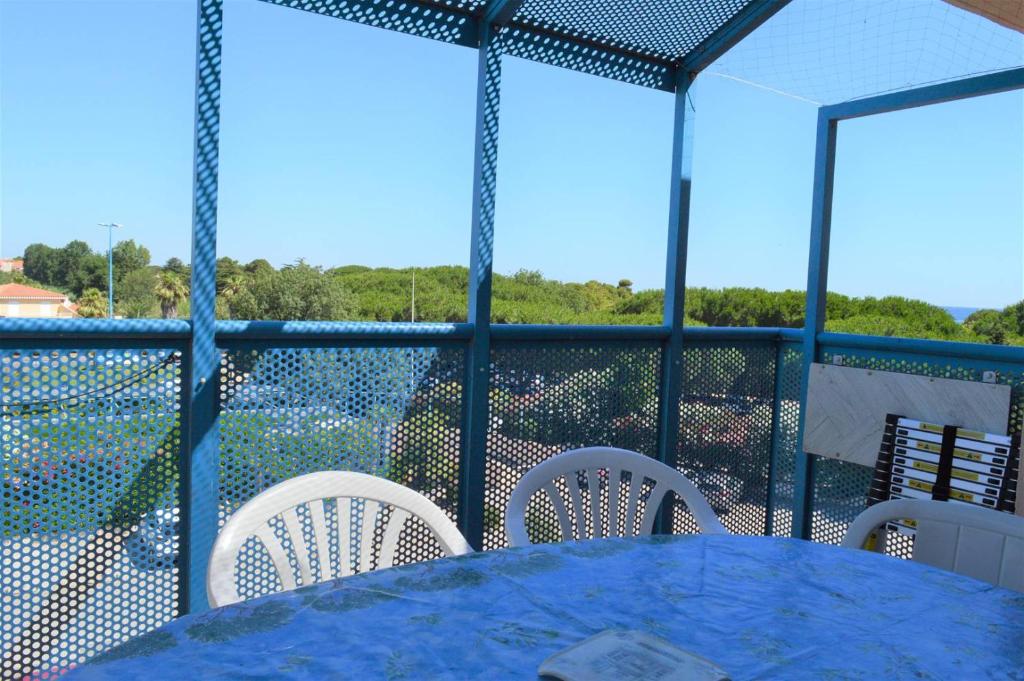 d'une table bleue et de chaises sur un balcon avec vue. dans l'établissement Appartement 3 pièces mezzanine - 6 couchages - ARGELES SUR MER AR930-302, à Argelès-sur-Mer