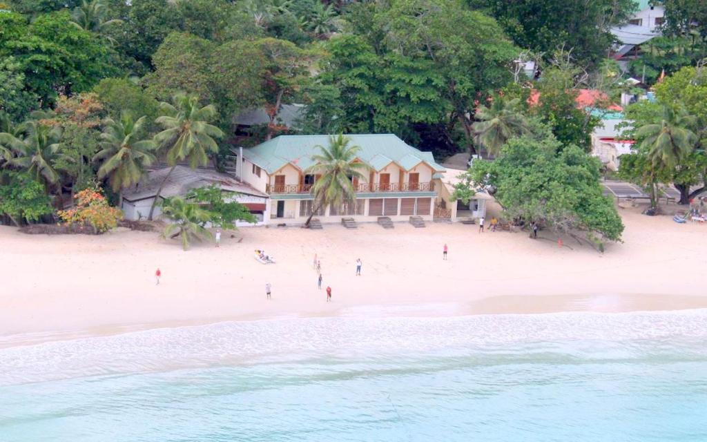 una vista aerea di una casa sulla spiaggia di Clef des Iles a Beau Vallon