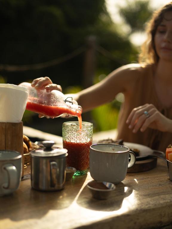 Příslušenství pro přípravu čaje a kávy v ubytování Green Land Bubble Glamping By Mint