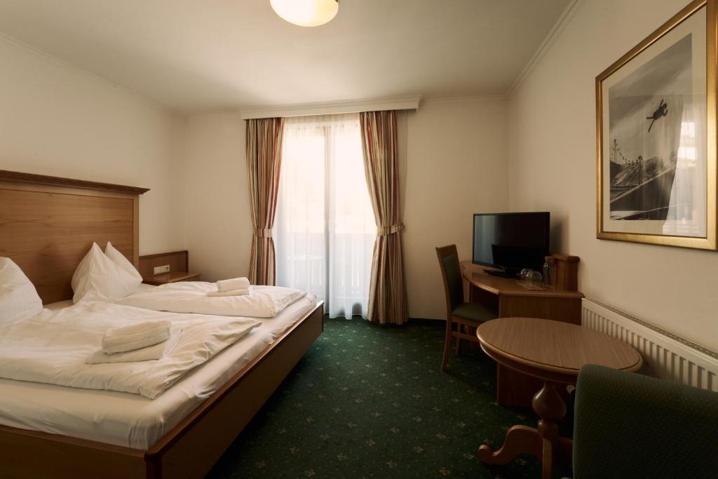 Posteľ alebo postele v izbe v ubytovaní Hotel Martini Kaprun - including summercard