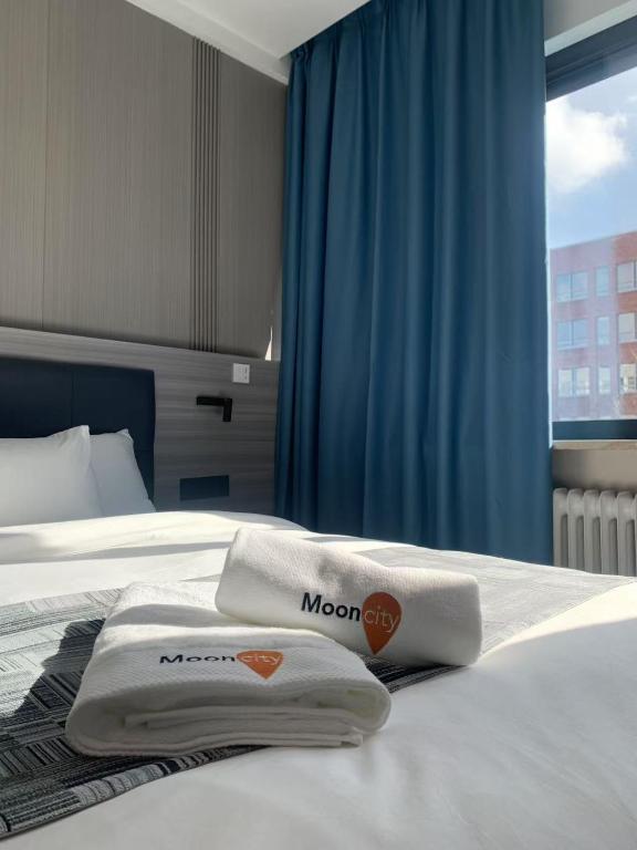 Hotel Mooncity Hotel & Boardinghouse, a hotel room with two towels on a bed at Mooncity Hotel & Boardinghouse in Frankfurt