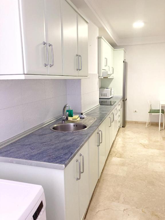 Kuchyň nebo kuchyňský kout v ubytování Sagasta Beach Apartment I by Canary365