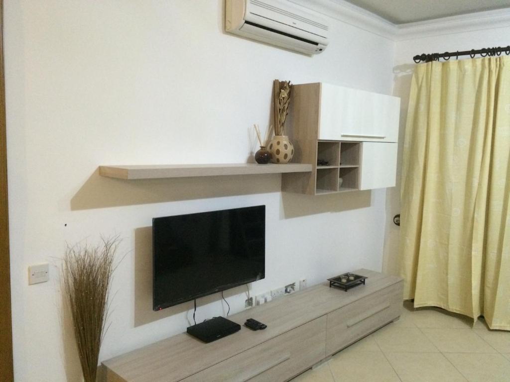 TV a/nebo společenská místnost v ubytování SeaView Apartment in Saint Thomas Bay