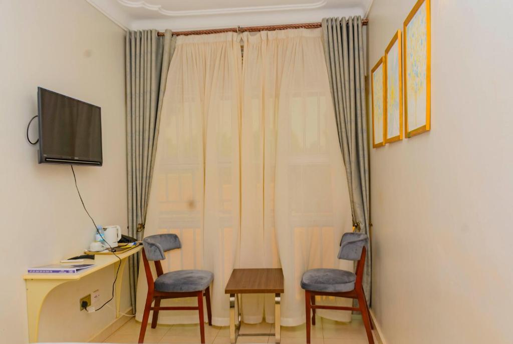 TV a/nebo společenská místnost v ubytování NIBA Hotel