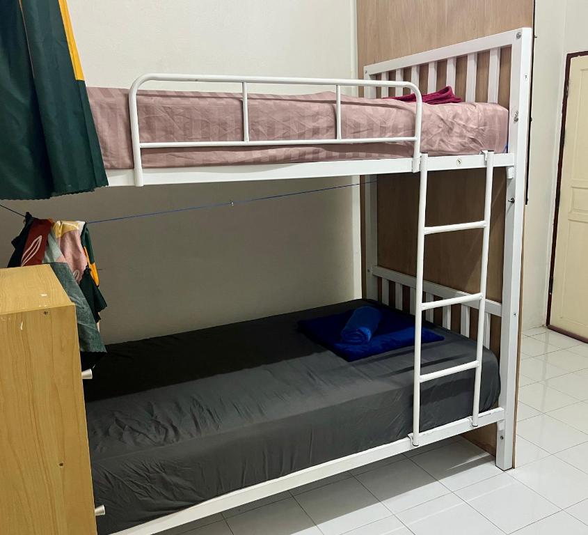 Palanda nebo palandy na pokoji v ubytování Tiki Tribe Bar & Hostel