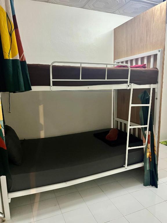 Palanda nebo palandy na pokoji v ubytování Tiki Tribe Bar & Hostel