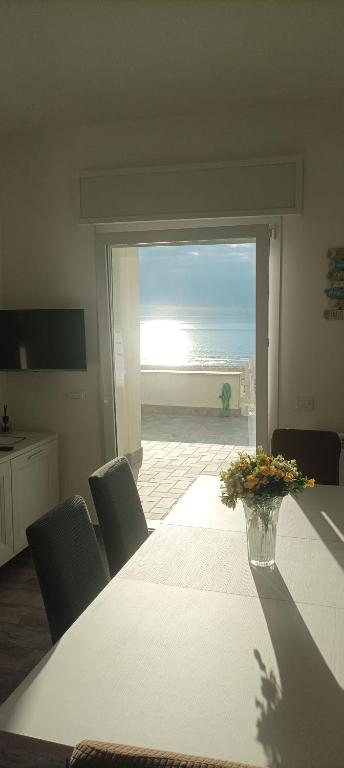 TV a/nebo společenská místnost v ubytování the suite on the beach