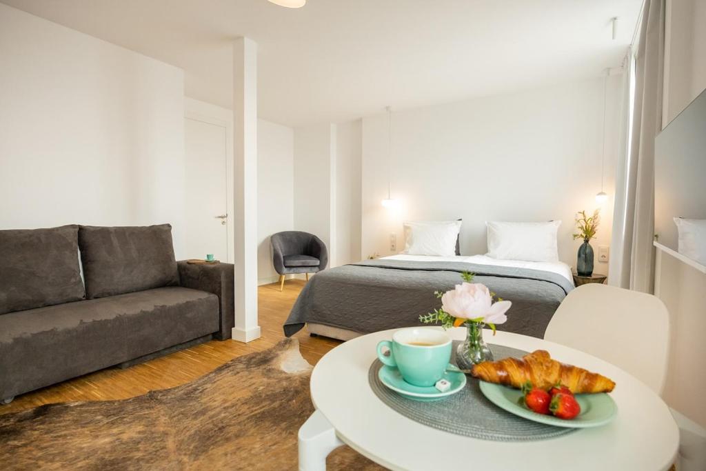 una habitación con una cama y una mesa con una bandeja de comida en Apartment Musala N 04, en Varna