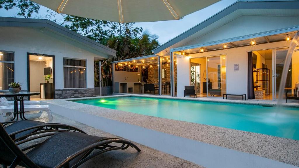 Bassein majutusasutuses Villa Diriá La Fortuna - Downtown Home või selle lähedal