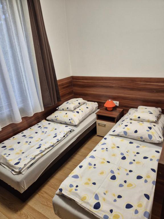 Łóżko lub łóżka w pokoju w obiekcie Crystal Sóstó Apartman