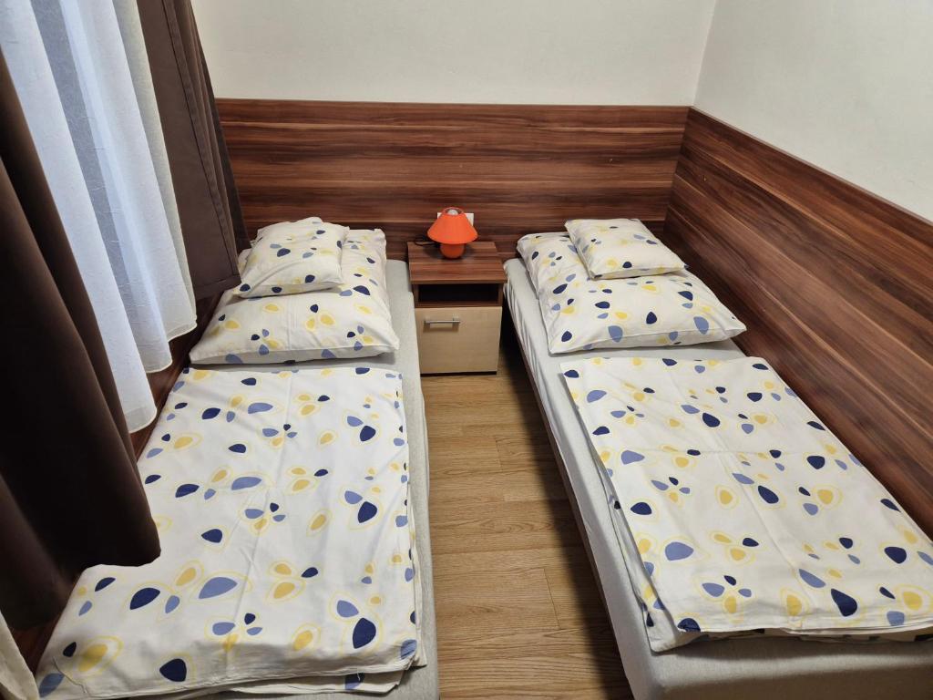 Łóżko lub łóżka w pokoju w obiekcie Crystal Sóstó Apartman