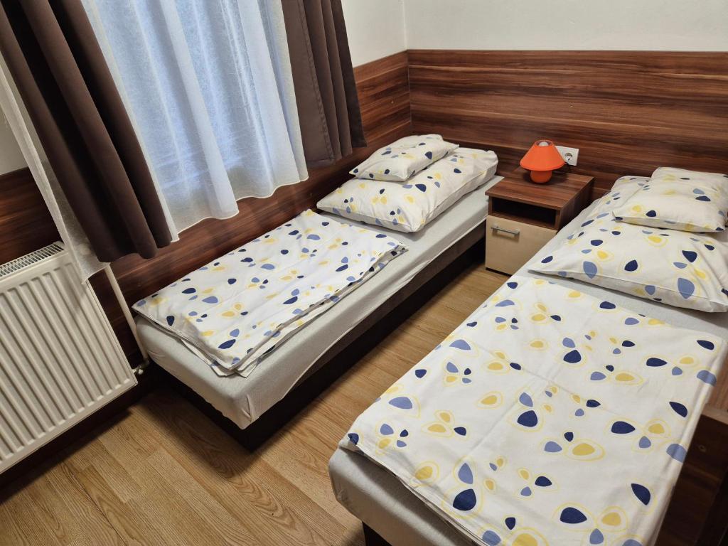 Łóżko lub łóżka w pokoju w obiekcie Crystal Sóstó Apartman