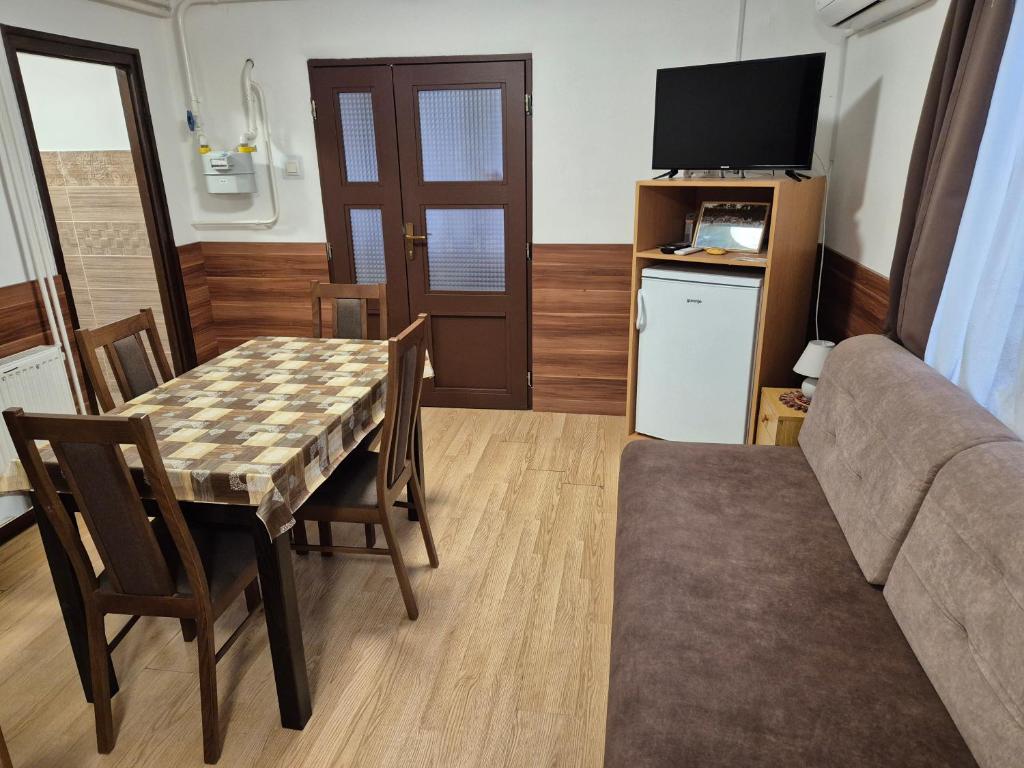 Kuchnia lub aneks kuchenny w obiekcie Crystal Sóstó Apartman