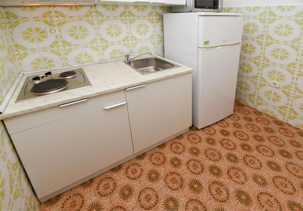 Kuchyňa alebo kuchynka v ubytovaní Apartments Rose
