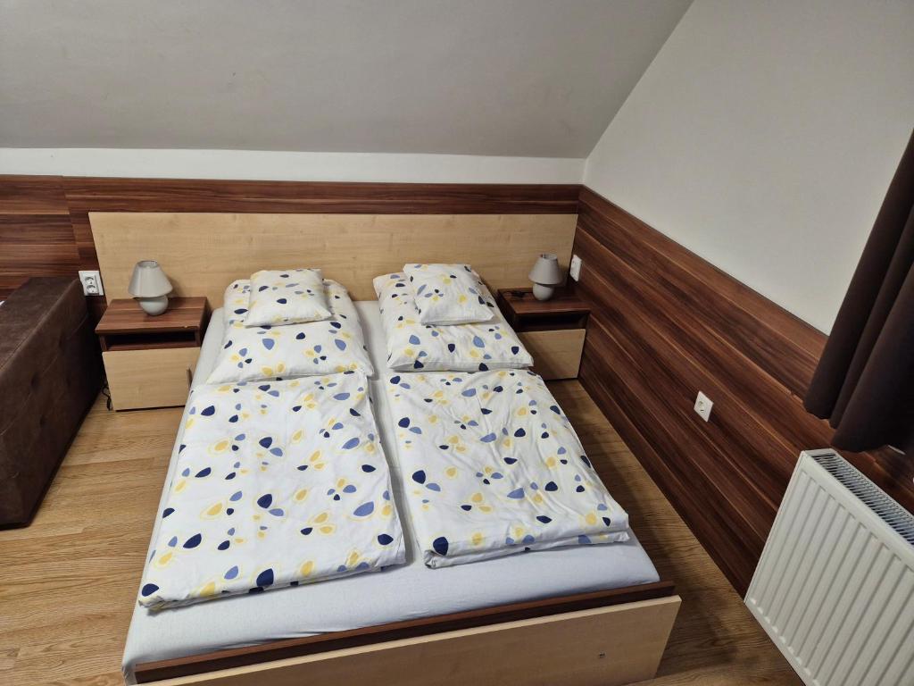 Łóżko lub łóżka w pokoju w obiekcie Crystal Sóstó Apartman