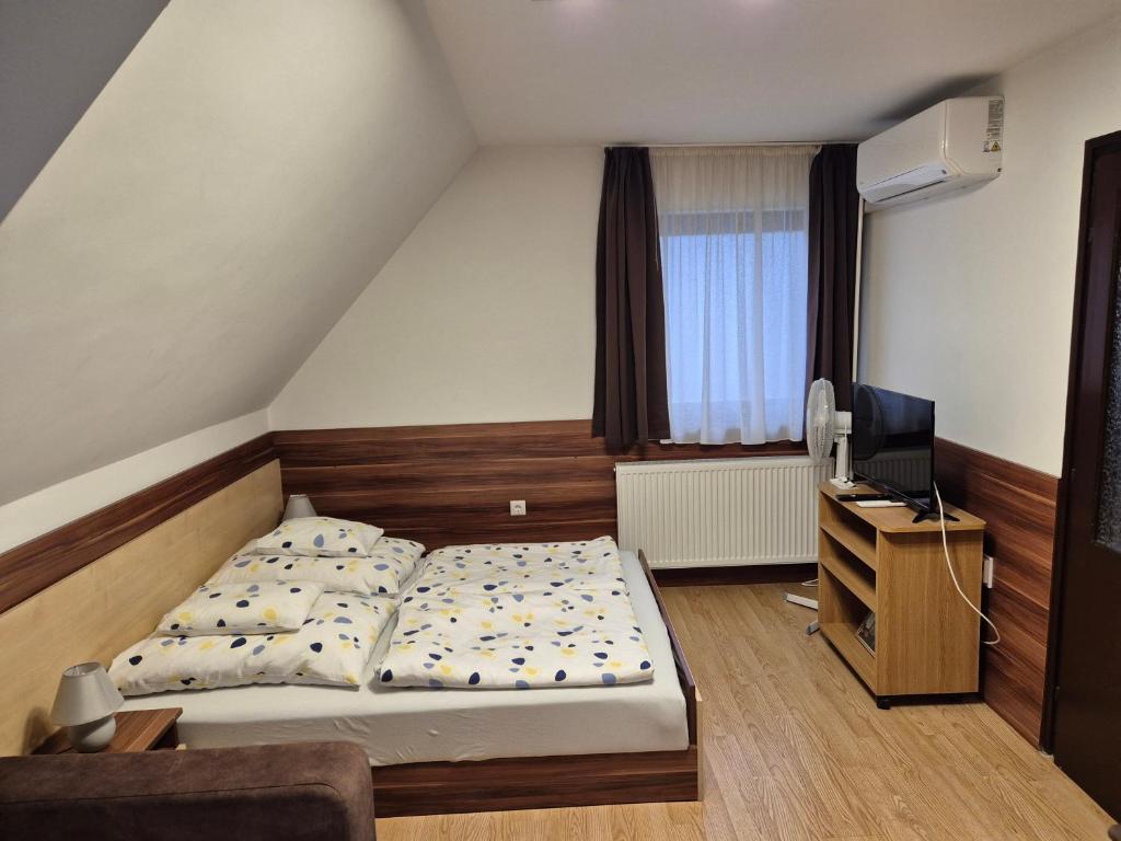Łóżko lub łóżka w pokoju w obiekcie Crystal Sóstó Apartman