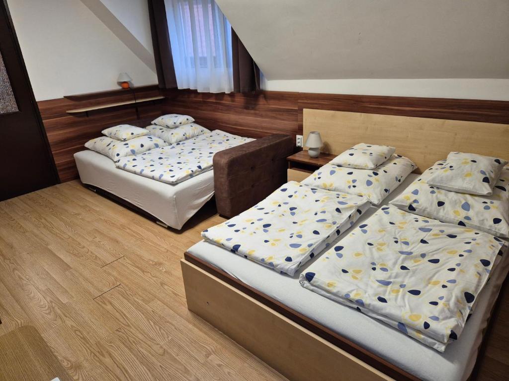 Łóżko lub łóżka w pokoju w obiekcie Crystal Sóstó Apartman