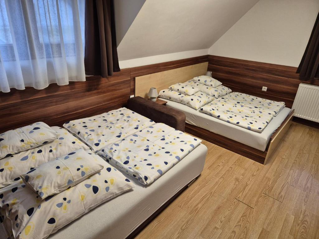 Łóżko lub łóżka w pokoju w obiekcie Crystal Sóstó Apartman