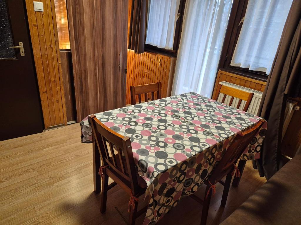Łóżko lub łóżka w pokoju w obiekcie Crystal Sóstó Apartman