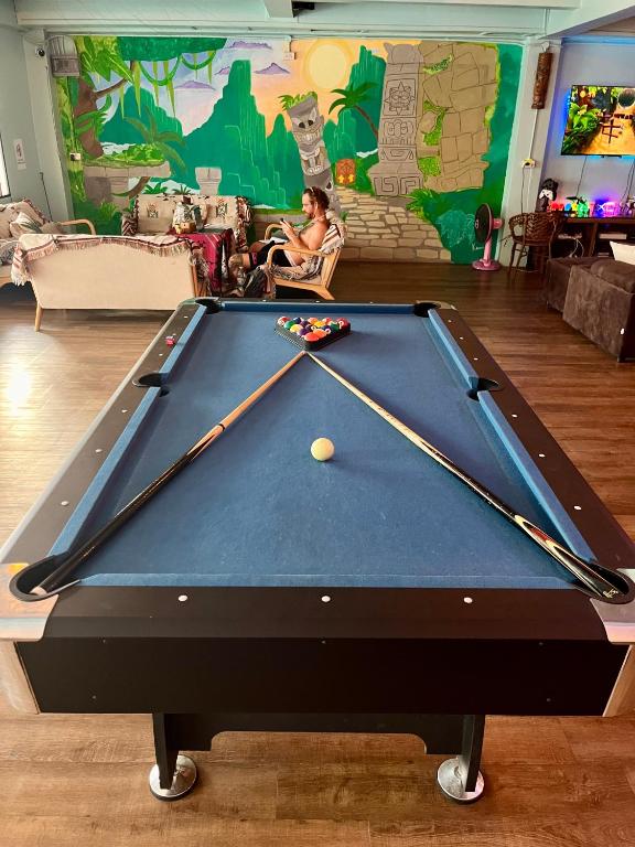Biliár nebo kulečník v ubytování Tiki Tribe Bar & Hostel