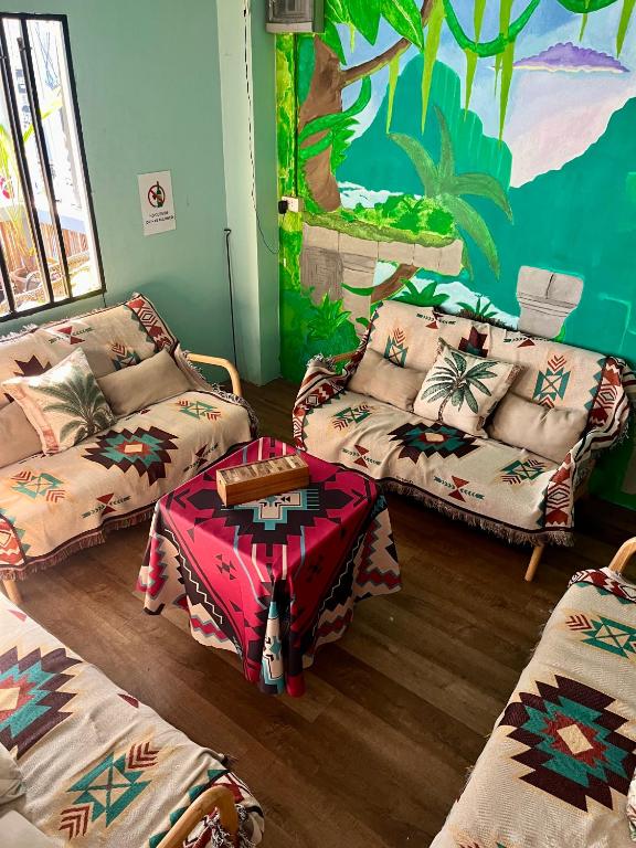 Posezení v ubytování Tiki Tribe Bar & Hostel