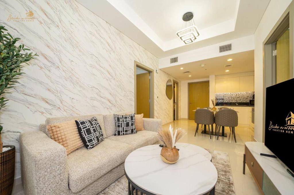 TV a/nebo společenská místnost v ubytování Magnificent Canal View 2 Bhk 6 pax