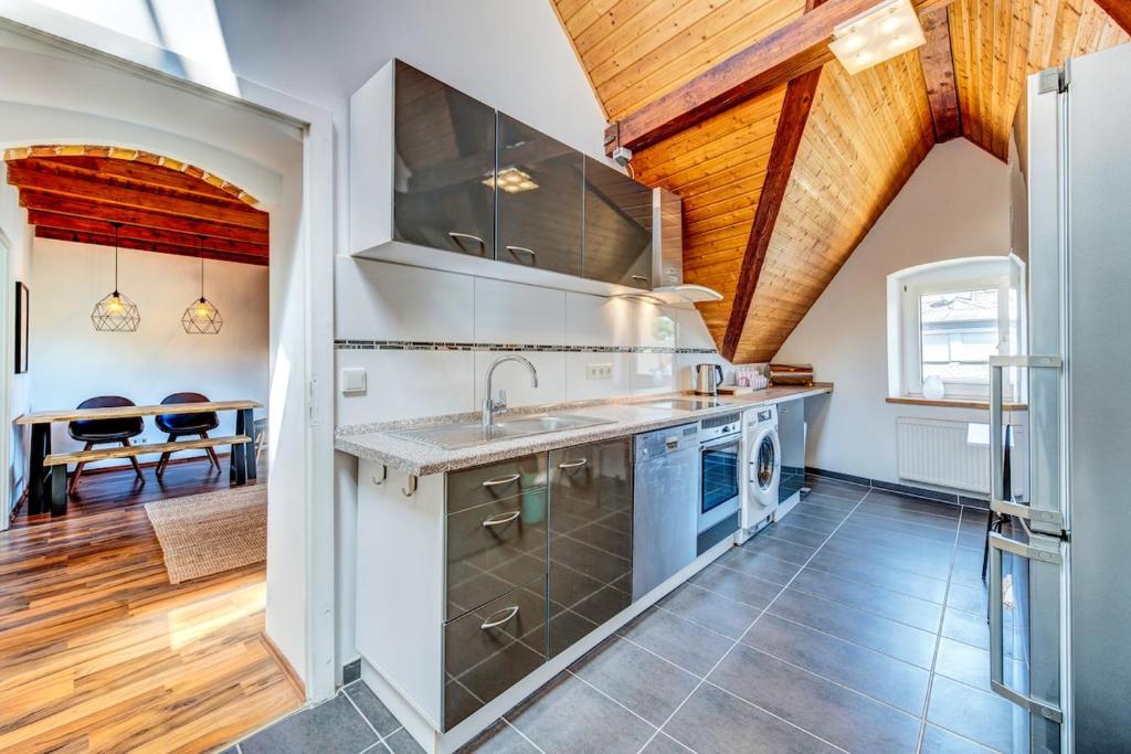Kuchyň nebo kuchyňský kout v ubytování Schöne Ferienwohnung in Andernach