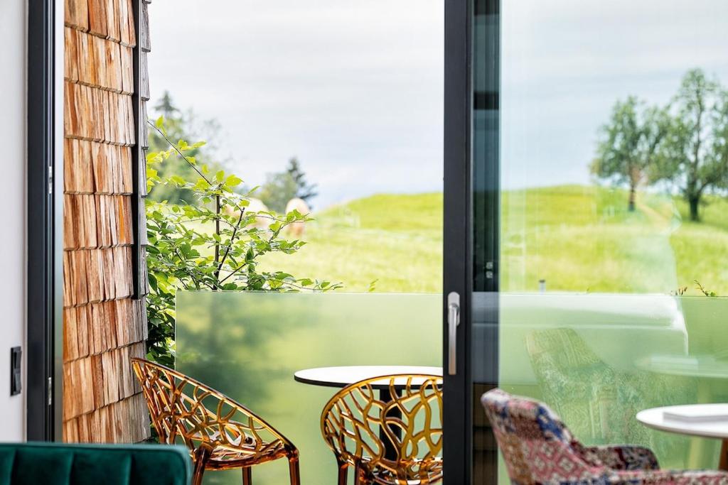 Posezení v ubytování Design-Chalet mit Teilseeblick, Pool, Spa & Restaurant