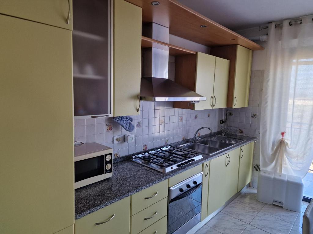 A kitchen or kitchenette at Appartamento Divino Tramonto