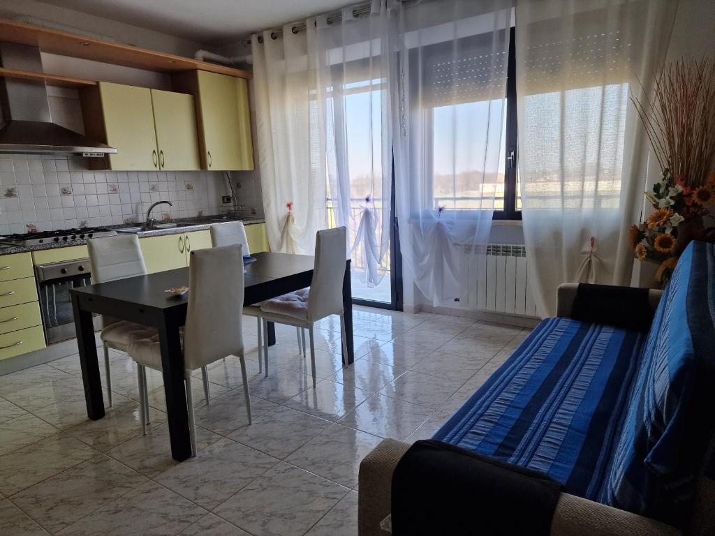 A kitchen or kitchenette at Appartamento Divino Tramonto
