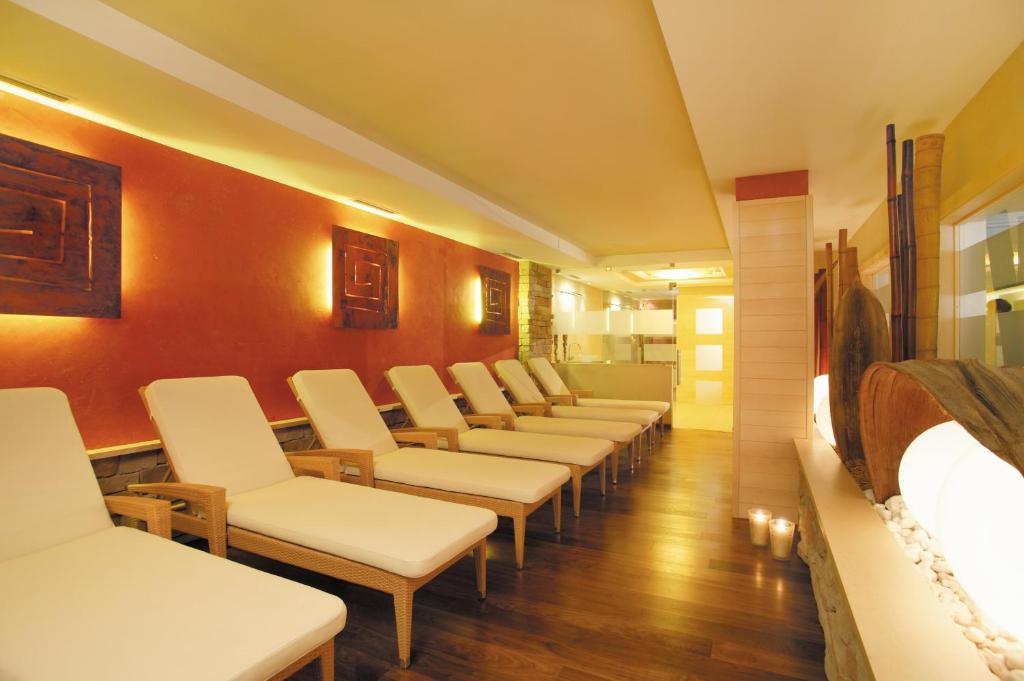 TV a/nebo společenská místnost v ubytování Hotel Arlara