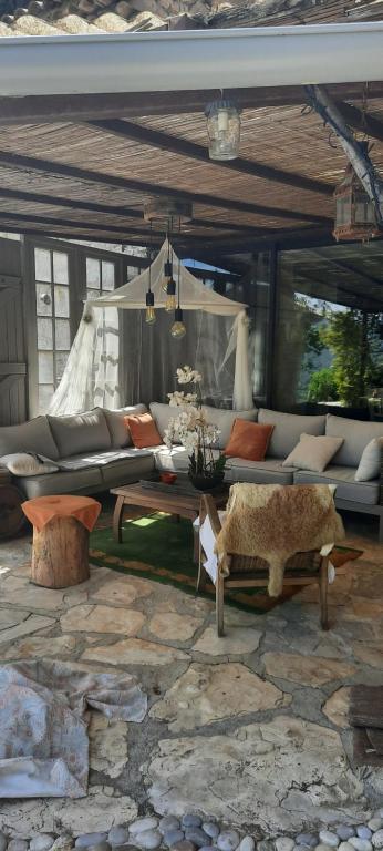 un salon avec un canapé et une table dans l'établissement La BERGERIE entre mer et montagne, à Bargemon