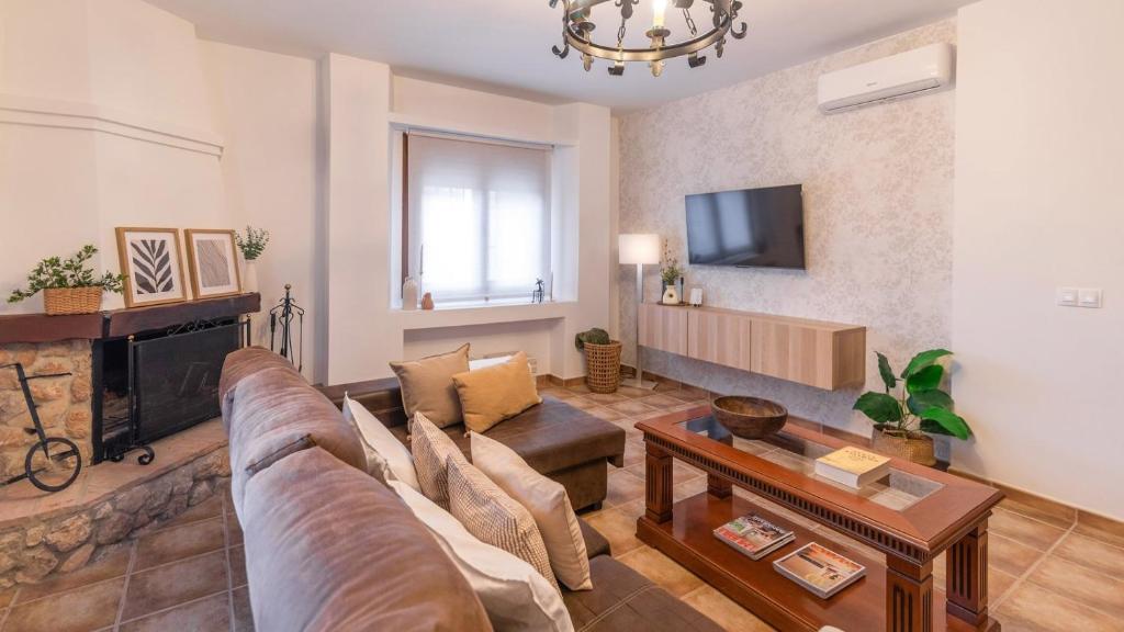 Televízia a/alebo spoločenská miestnosť v ubytovaní Villa Las Gayumbas Villanueva de la Concepcion by Ruralidays