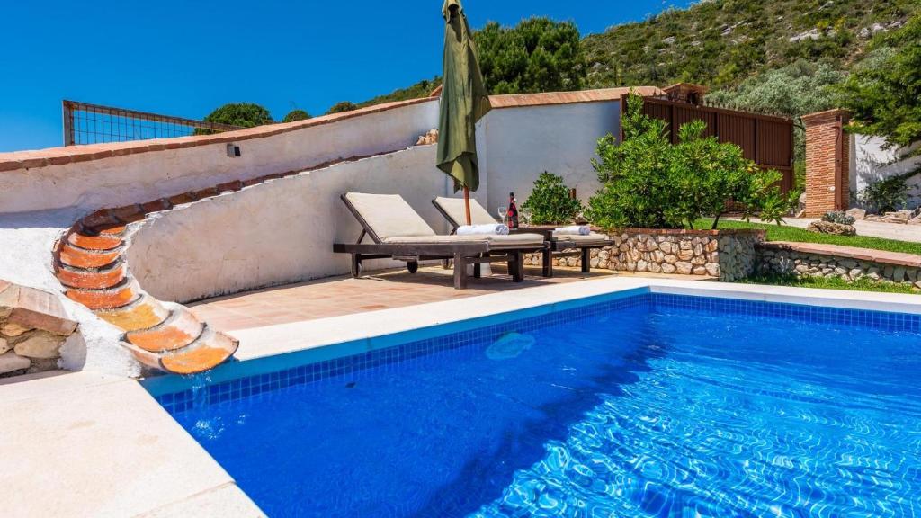 Bazén v ubytovaní Villa Las Gayumbas Villanueva de la Concepcion by Ruralidays alebo v jeho blízkosti