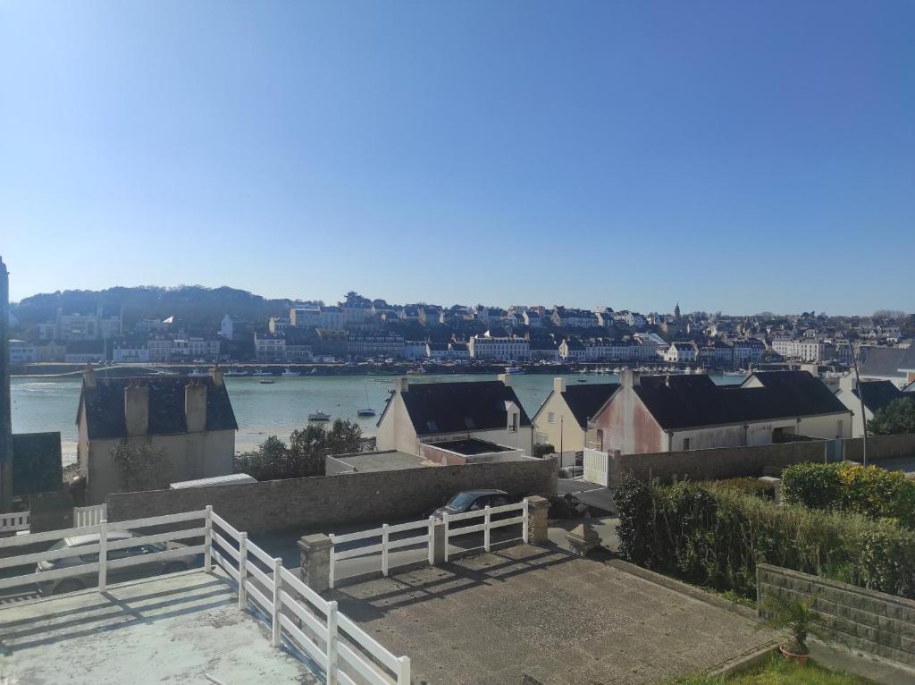 - une vue sur une rivière avec des maisons et une ville dans l'établissement Bretagne évasion, à Plouhinec